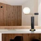 Lampe à poser LEXY (H60cm) en marbre noir, métal laiton et verre opale blanc