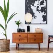 Lampe à poser LEXY (H76cm) en marbre noir, métal laiton et verre opale blanc