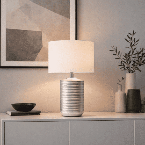 Lampe à poser STRAYE (H50cm) en céramique blanc/argenté avec abat-jour en tissu blanc