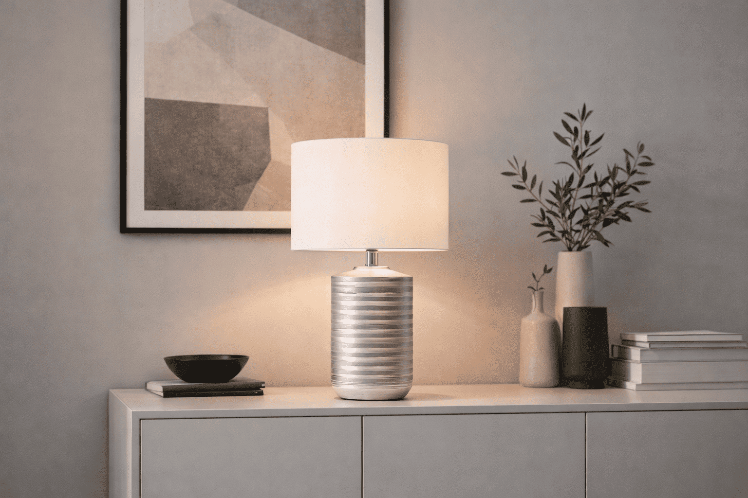 4111 Lampe à poser STRAYE (H50cm) en céramique blanc/argenté avec abat-jour en tissu blanc – Image 1