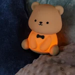 PINCHA BEAR - Lampe de table Rechargeable Chambres d'enfant - Batterie/Piles - LED 3 StepDim - 1x0,5W 2100K - Rvb - Brun | Essential